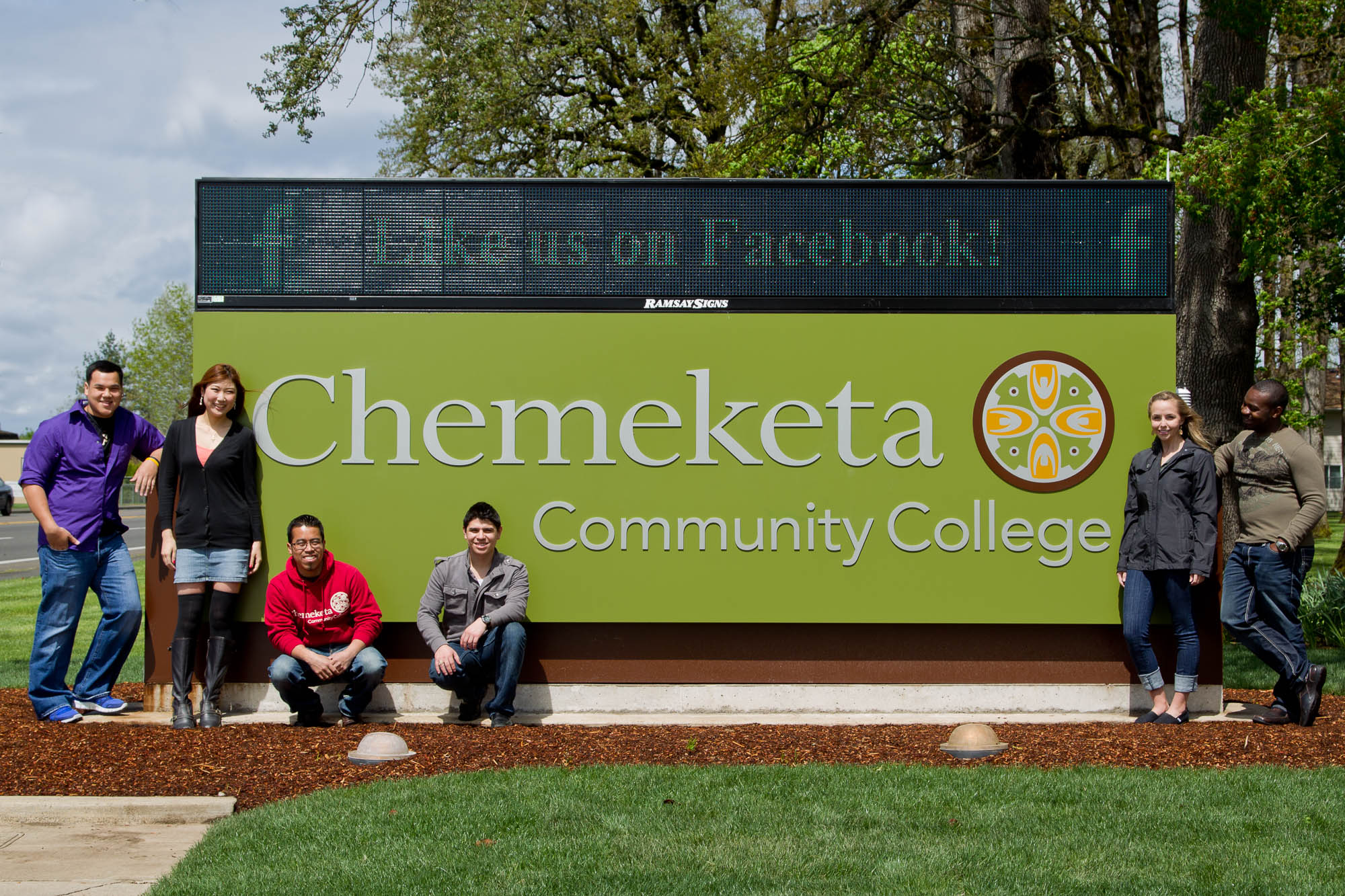 students standing by Chemeketa sign.